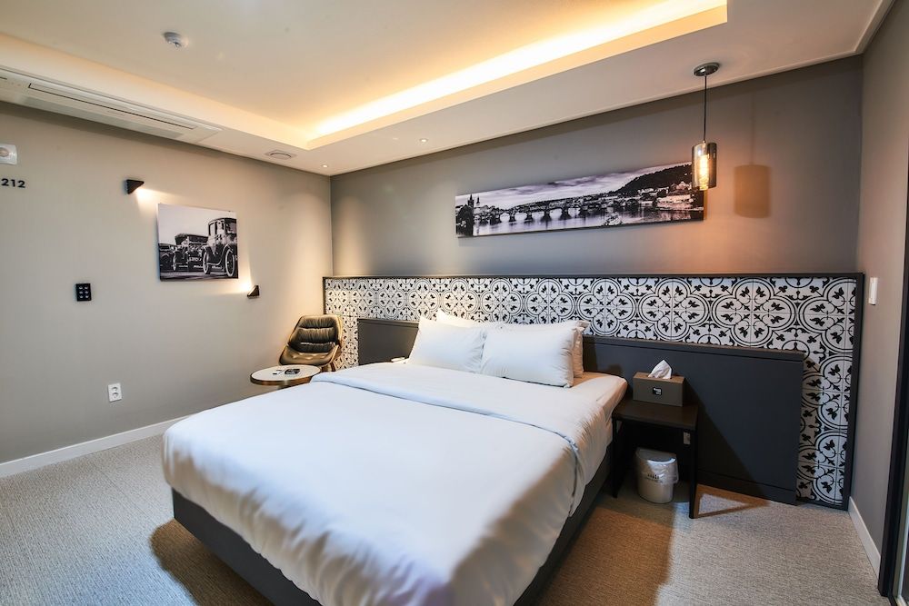 West In Hotel VIP Residence Pension 5