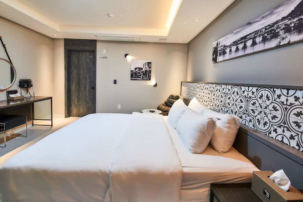 West In Hotel VIP Residence Pension 4