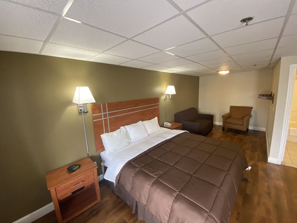 Rodeway Inn Standard Room, 1 King Bed, Non Smoking 11