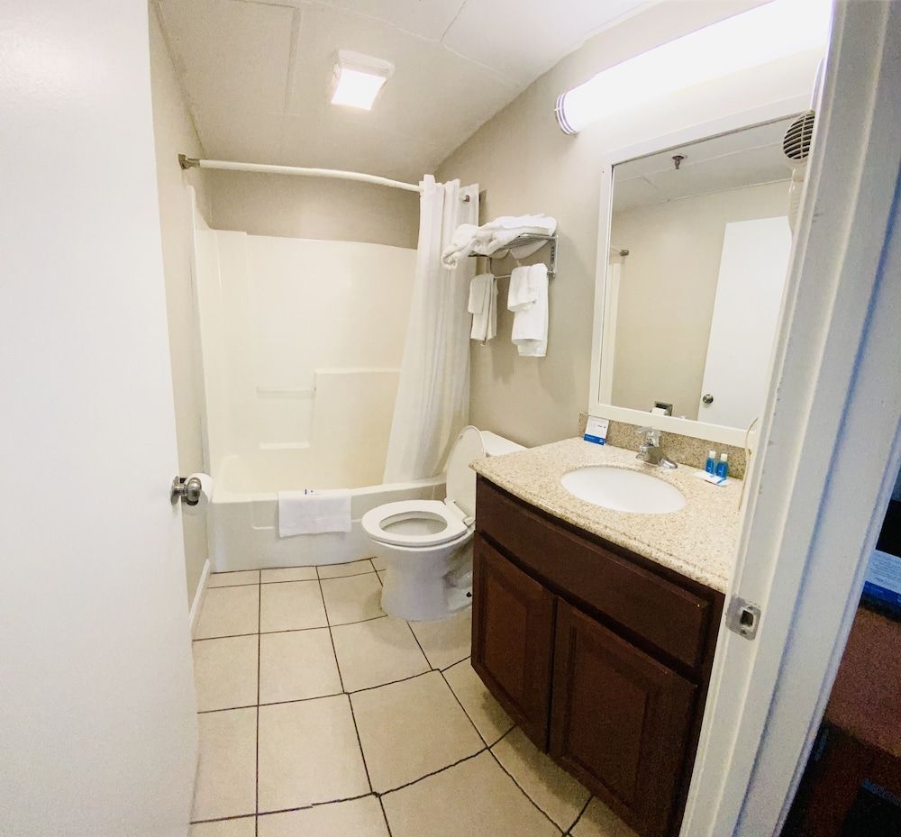 Rodeway Inn Standard Room, 1 King Bed, Non Smoking 22