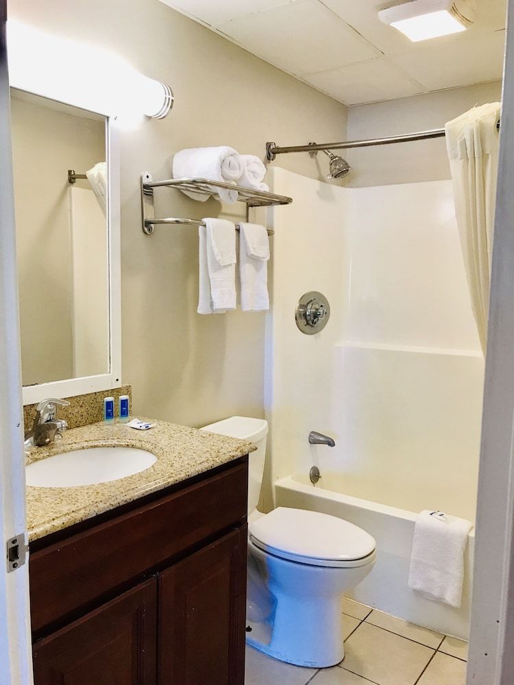 Rodeway Inn Standard Room, 1 King Bed, Non Smoking 20