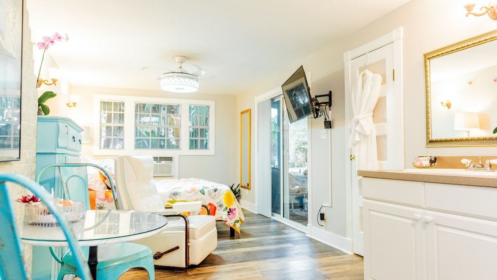 Meranova Guest Inn Junior Studio Suite, 1 King Bed, Patio, Garden Area (Garden) 5