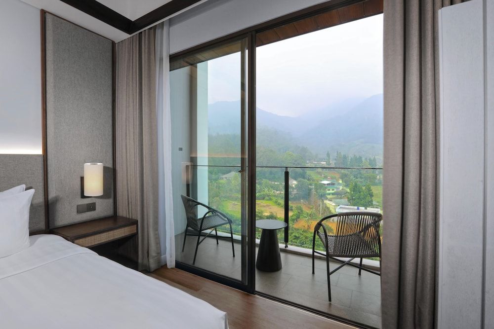 Grand Aston Puncak Hotel & Resort Junior Suite Pool & Mountain View 4