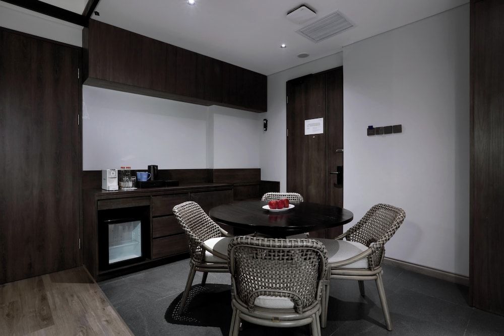 Grand Aston Puncak Hotel & Resort Junior Suite Pool & Mountain View 5