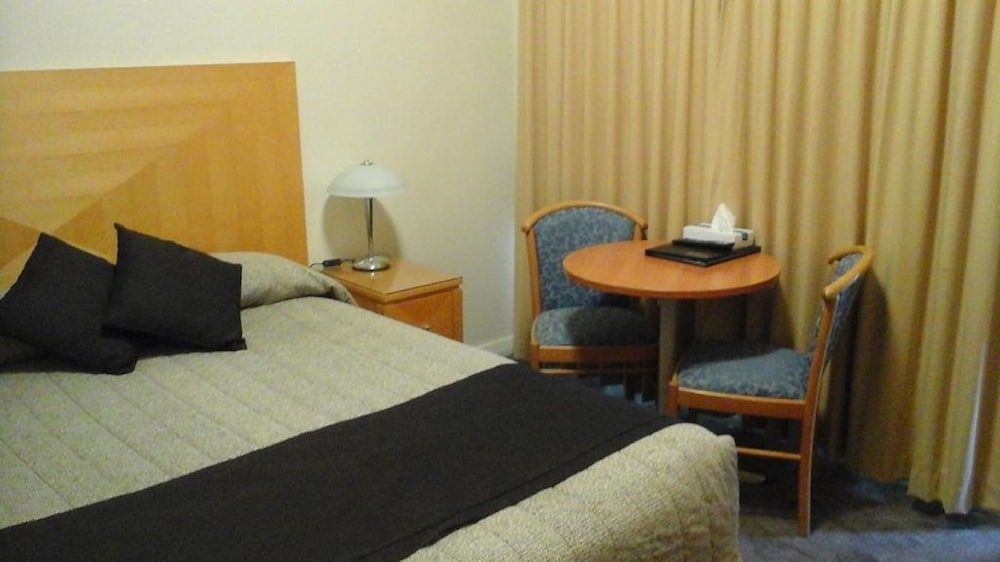 Willows Motel Goulburn Deluxe Queen Room