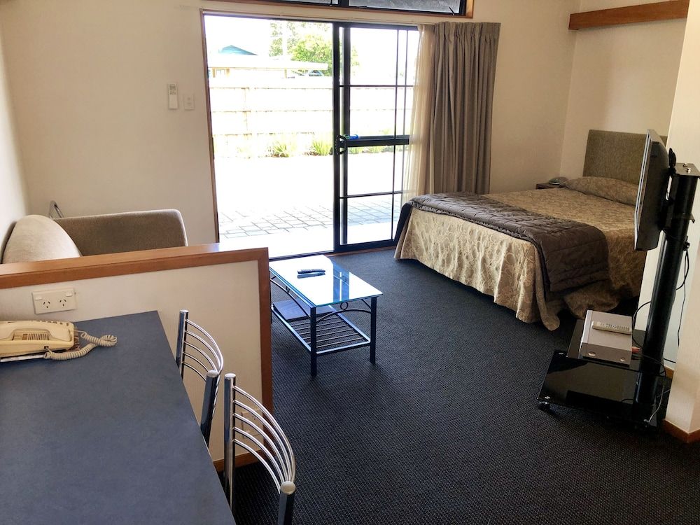 Studio, 1 Queen Bed, Kitchen