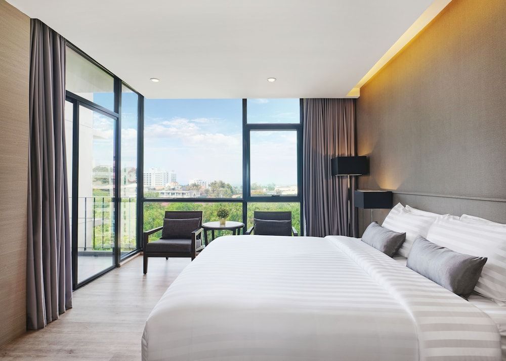 Altera Hotel and Residence Deluxe Room with Kitchenette 7