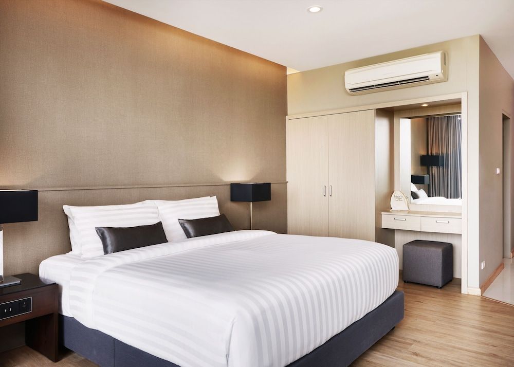 Altera Hotel and Residence Deluxe Room with Kitchenette 2