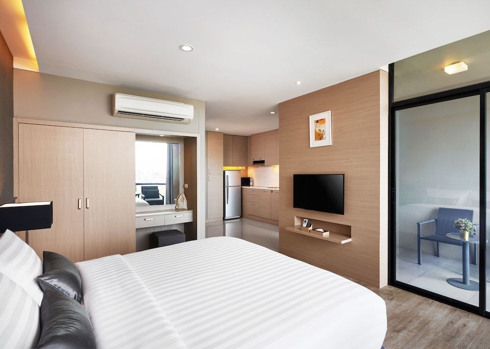 Altera Hotel and Residence Deluxe Room with Kitchenette 4