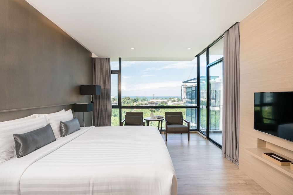 Altera Hotel and Residence Deluxe Room with Kitchenette 8