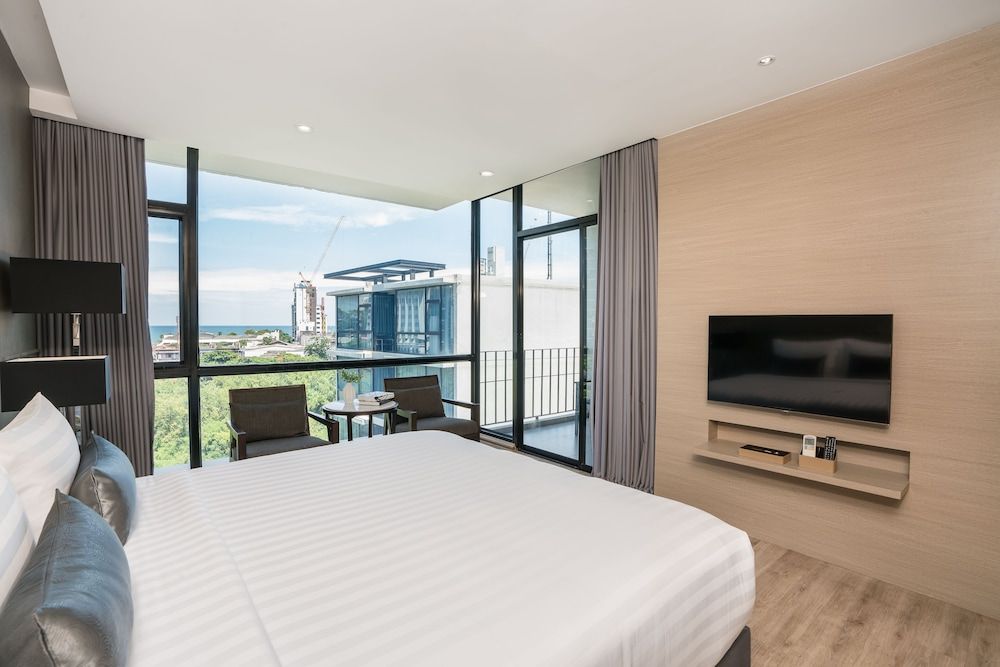 Altera Hotel and Residence Deluxe Room with Kitchenette 3