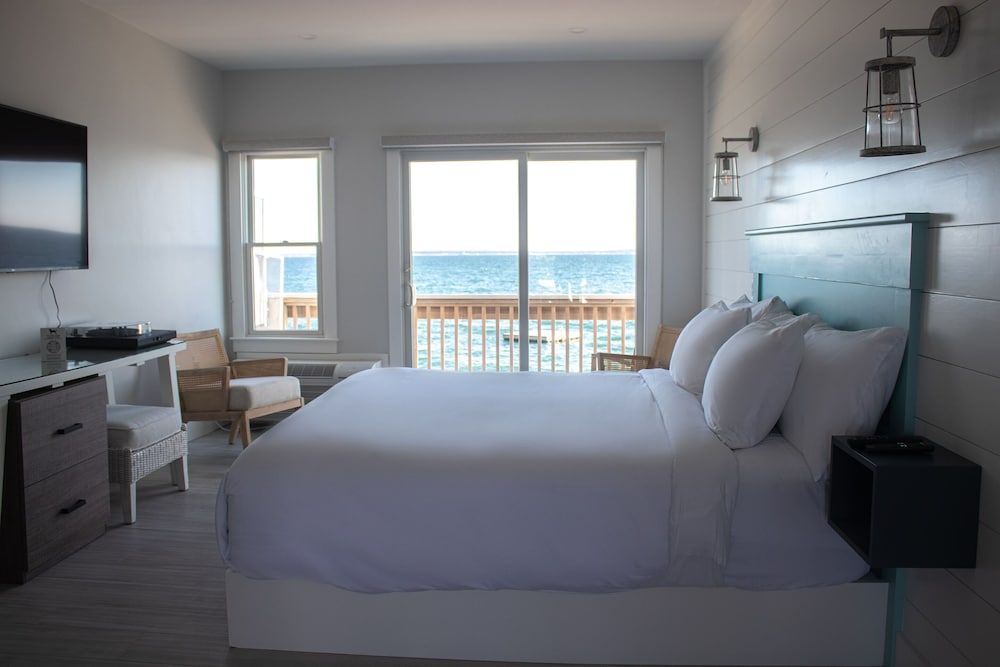 Falmouth Tides Deluxe Room, 1 King Bed, Non Smoking 2