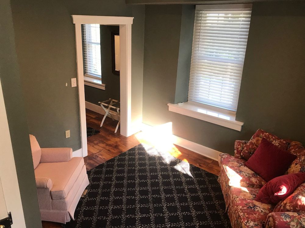 Stottsville Inn Classic Suite 5