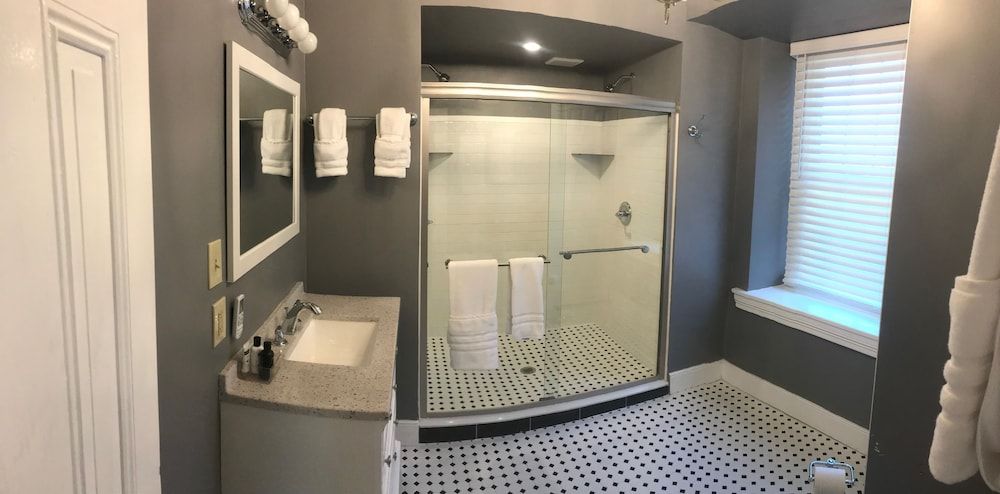 Stottsville Inn Classic Single Room, 1 Queen Bed 12