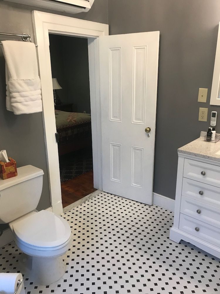 Stottsville Inn Classic Suite 6