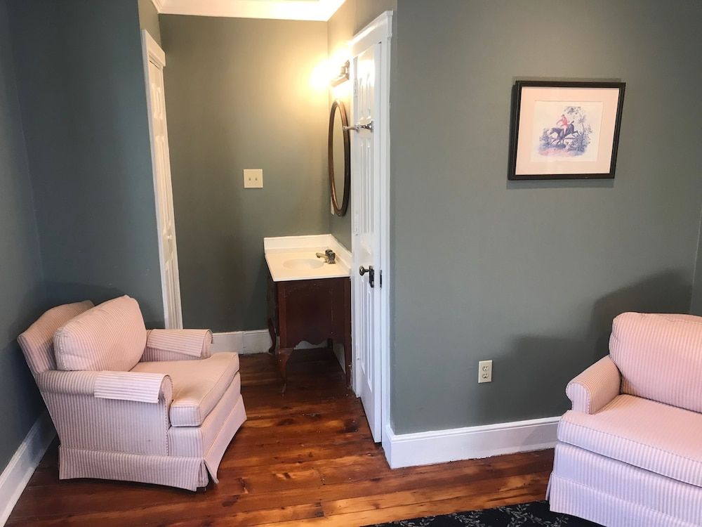 Stottsville Inn Classic Suite 4