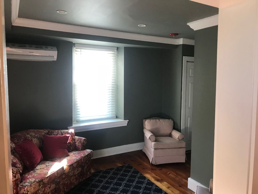 Stottsville Inn Classic Suite 3