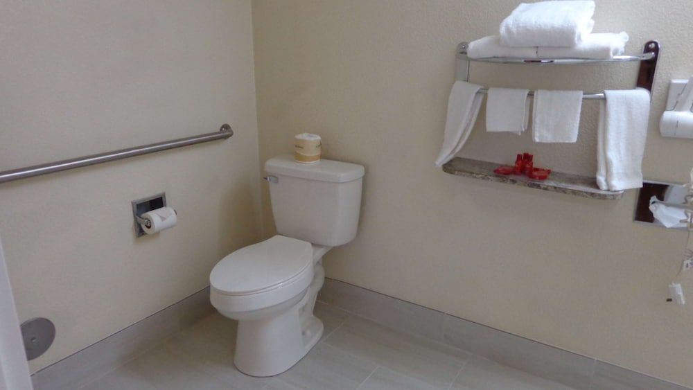 SureStay Hotel by Best Western Childress Standard Room, 2 Queen Beds, Accessible, Bathtub 5