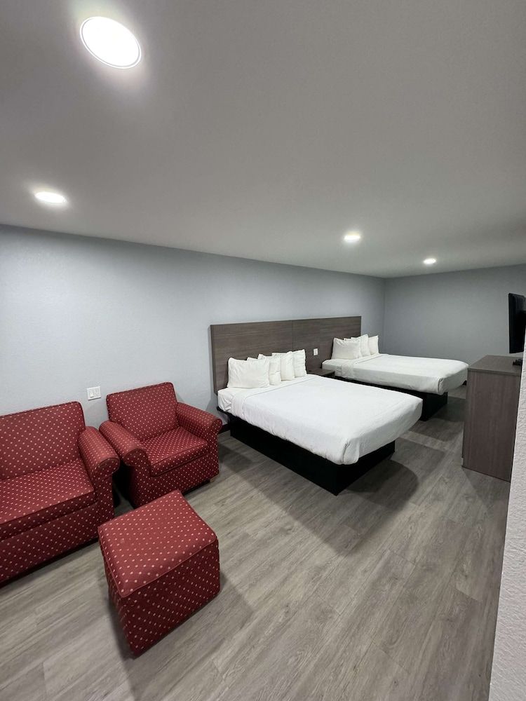 SureStay Hotel by Best Western Childress Standard Room, Multiple Beds, Non Smoking, Refrigerator & Microwave (1 king and 2 queen beds) 3