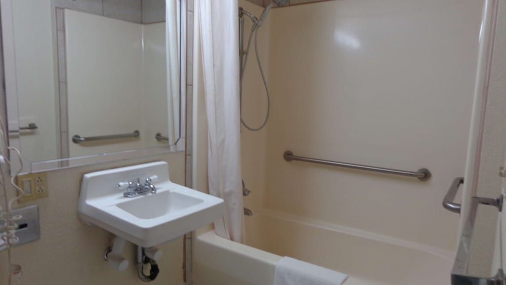 SureStay Hotel by Best Western Childress Standard Room, 2 Queen Beds, Accessible, Bathtub 4