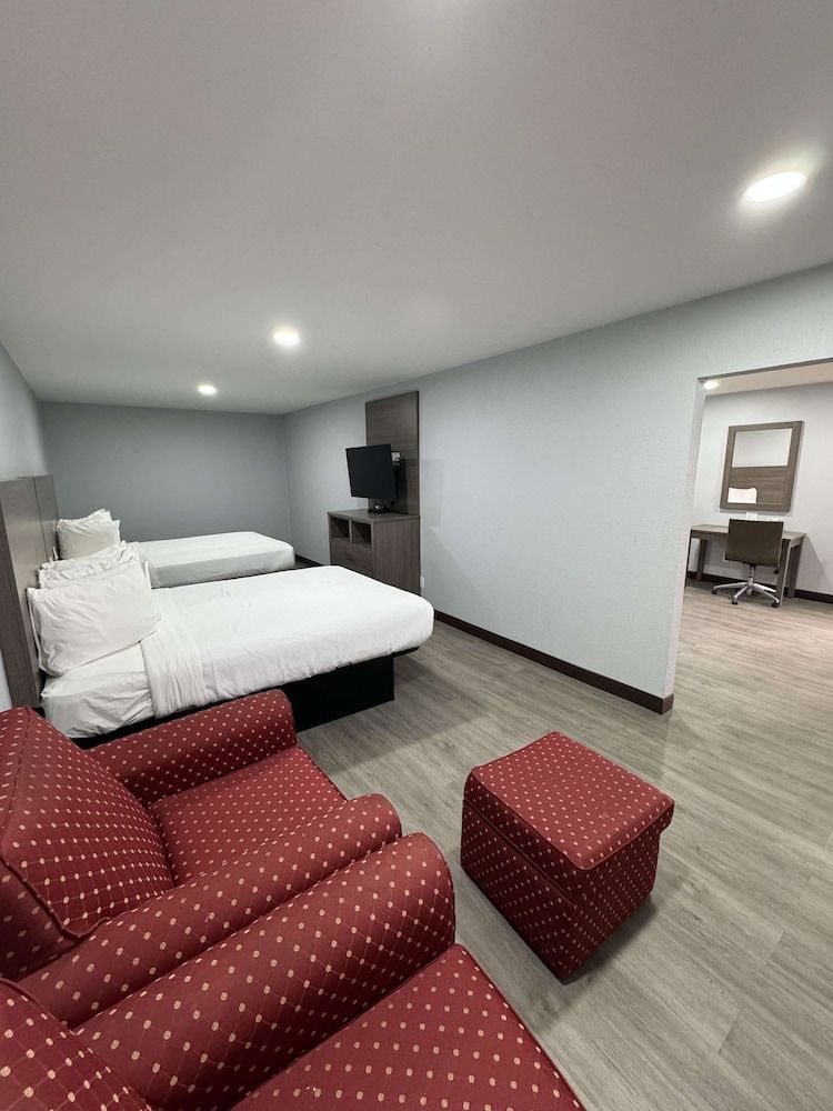 SureStay Hotel by Best Western Childress Standard Room, Multiple Beds, Non Smoking, Refrigerator & Microwave (1 king and 2 queen beds) 4