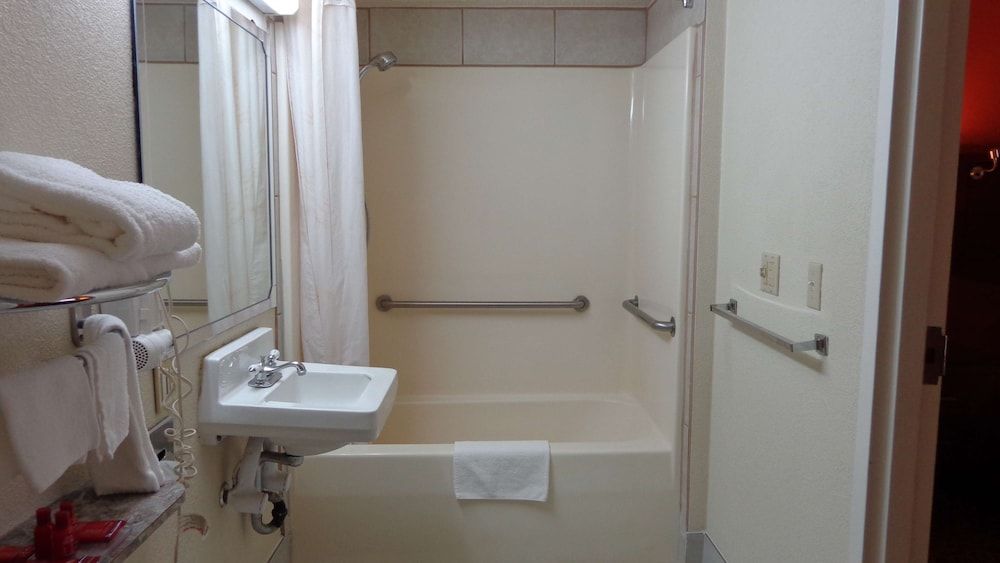 SureStay Hotel by Best Western Childress Standard Room, 2 Queen Beds, Accessible, Bathtub 6