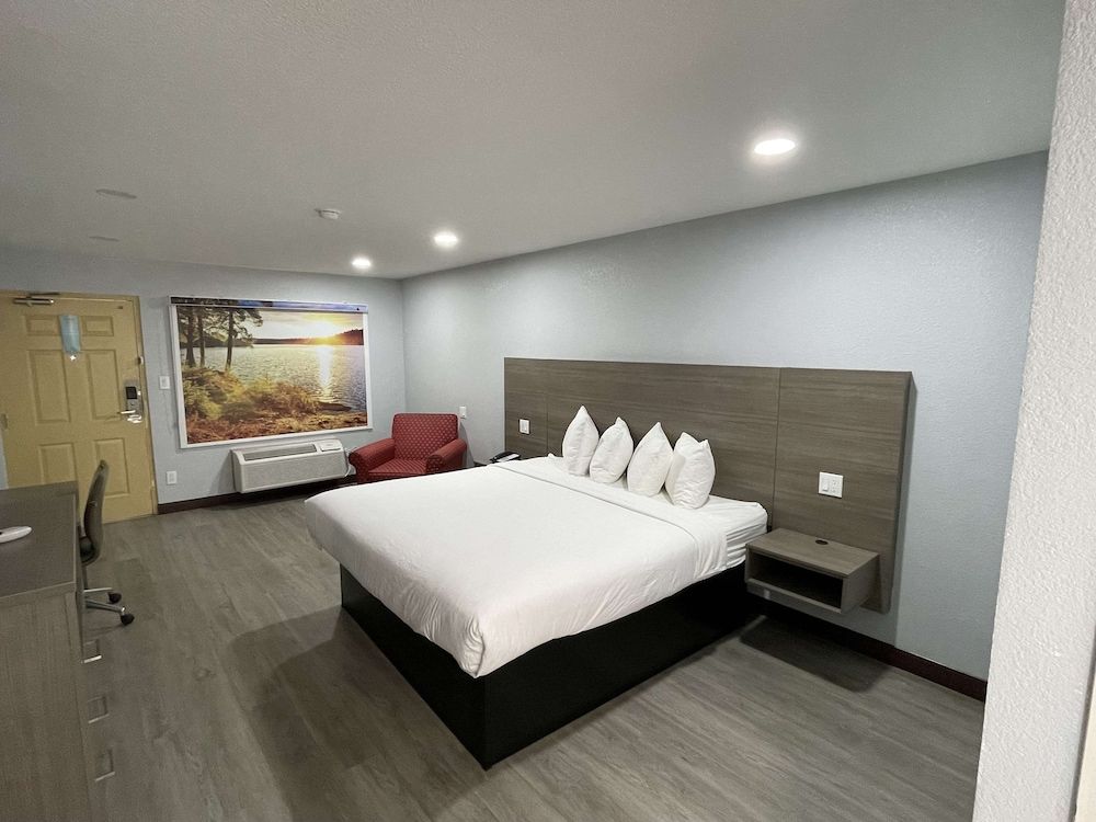 SureStay Hotel by Best Western Childress Standard Room, Multiple Beds, Non Smoking, Refrigerator & Microwave (1 king and 2 queen beds)