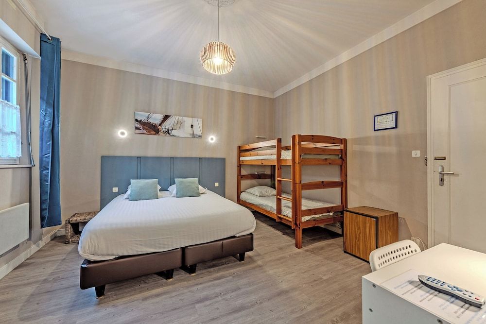 Hotel De la Corniche Family Room