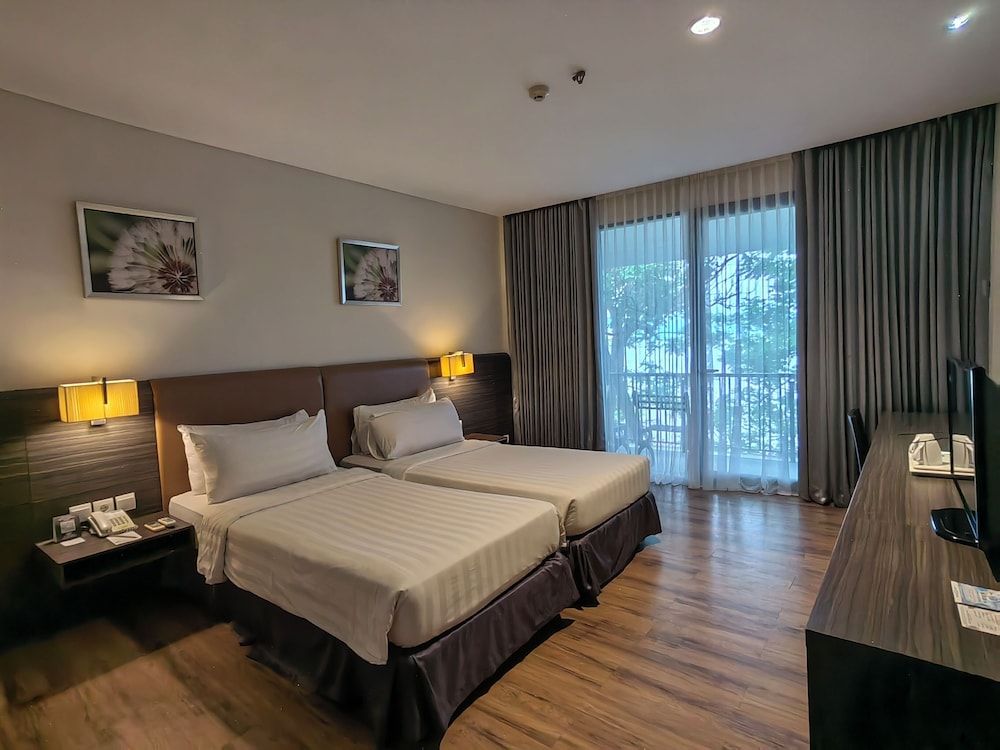 Estrella Hotel & Conference Grand Deluxe Room with Balcony 2