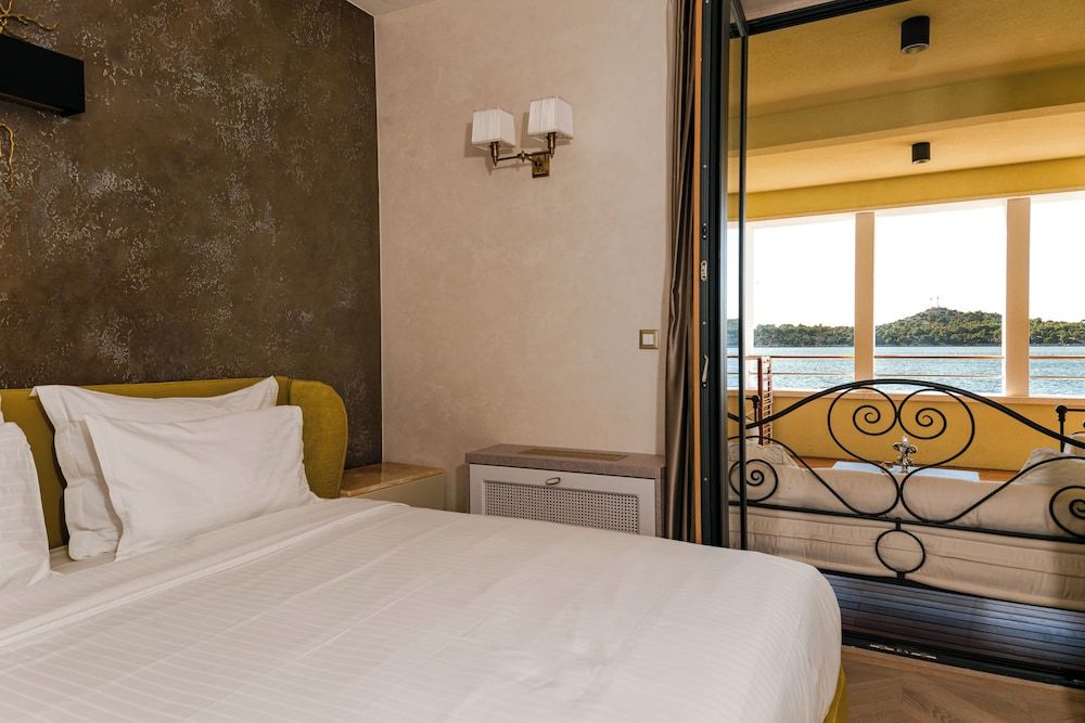 Design Sea View & Loggia, Three Bedroom Apartment
