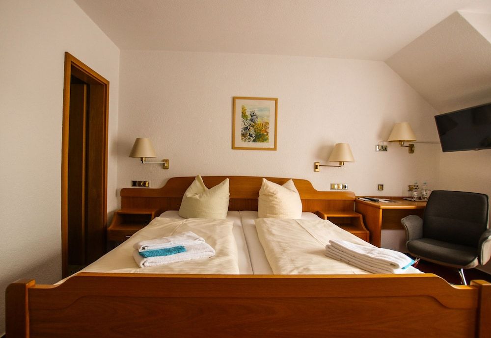 Hotel-Restaurant Druidenstein Double Room, 1 Bedroom, Balcony, Hill View 5