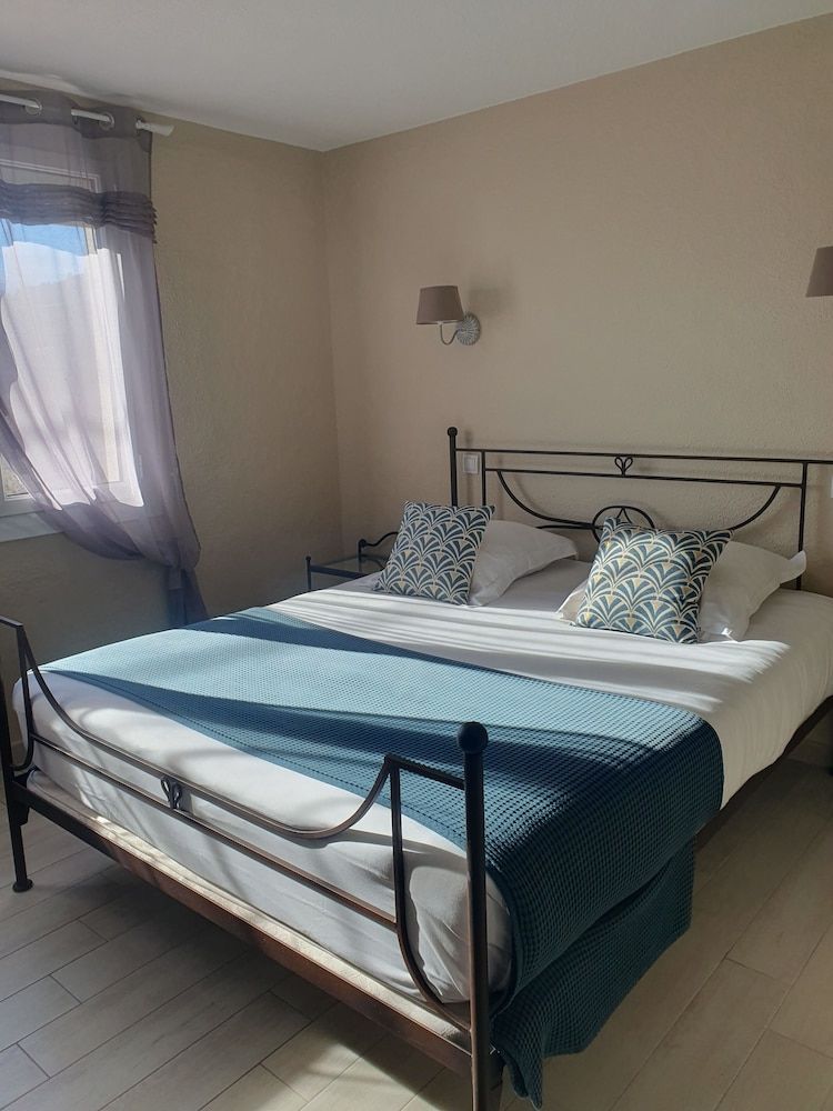 Hôtel Le Mas Des Quintrands Superior Double Room 4