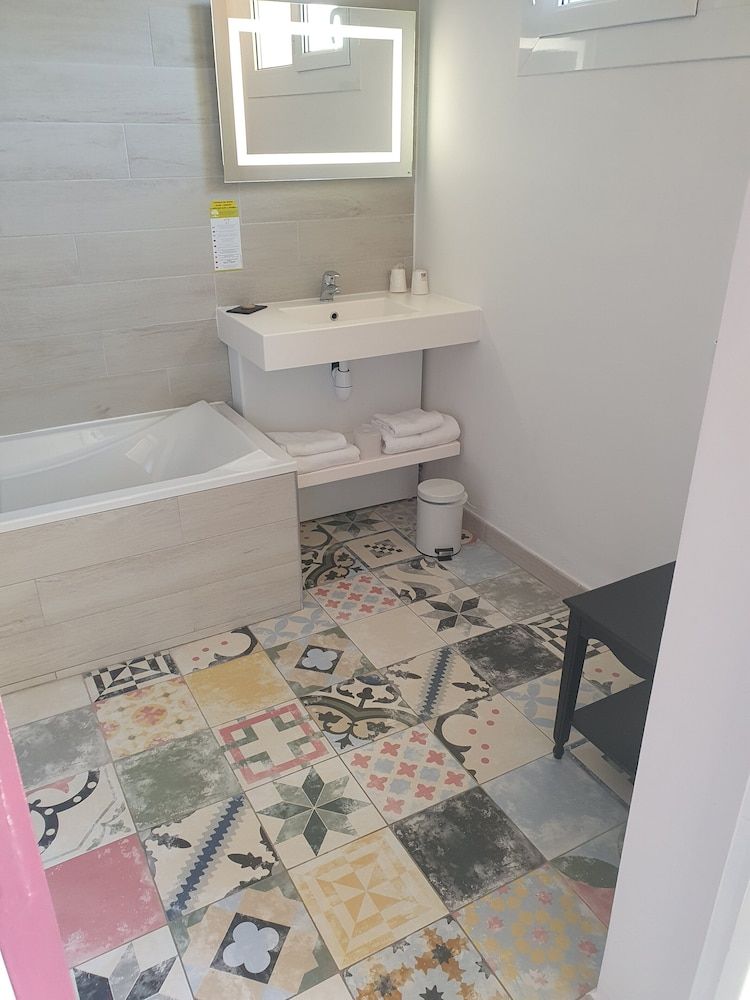 Hôtel Le Mas Des Quintrands Superior Double Room 9