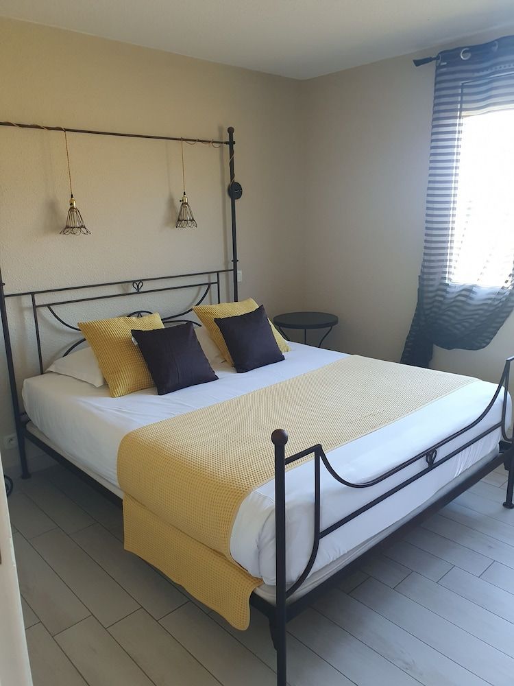 Hôtel Le Mas Des Quintrands Superior Double Room 2