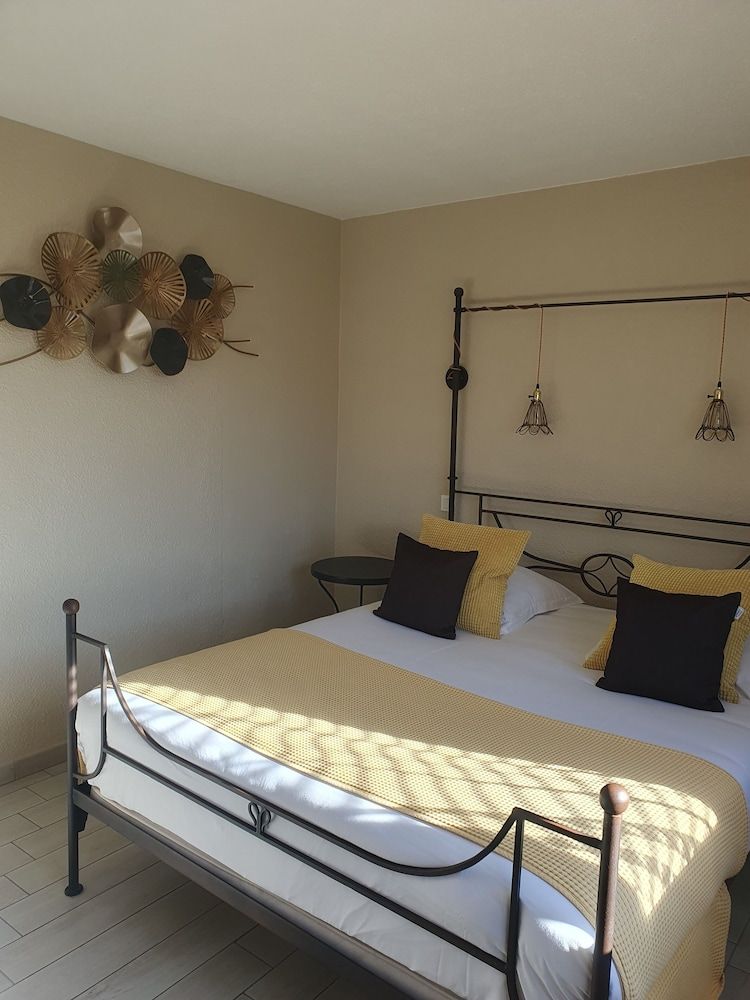 Hôtel Le Mas Des Quintrands Superior Double Room 3