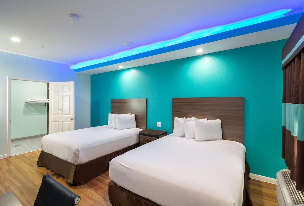 Room, 2 Queen Beds, Accessible, Non Smoking