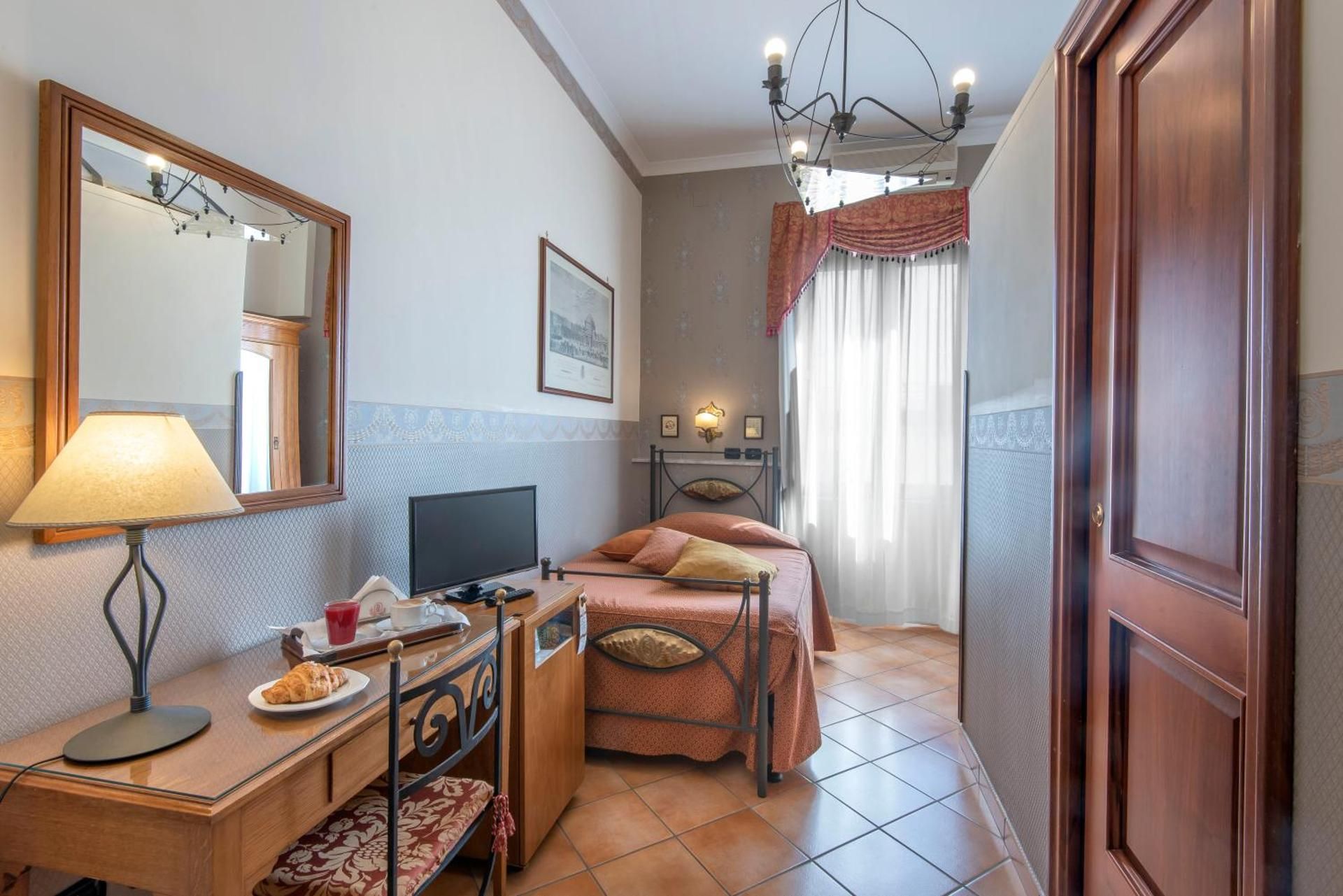 undefined Pinto Storey Hotel 4