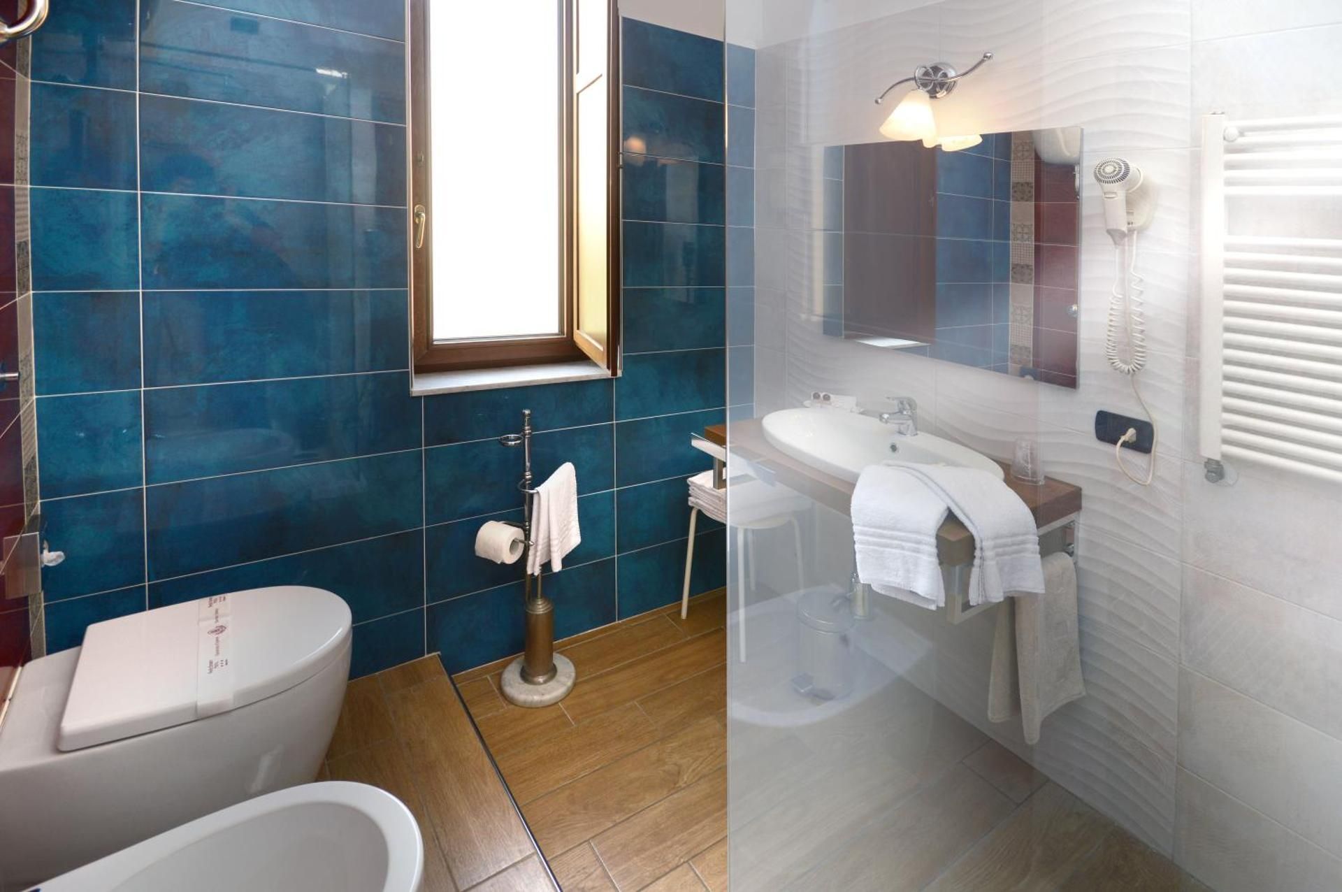 undefined Pinto Storey Hotel 9