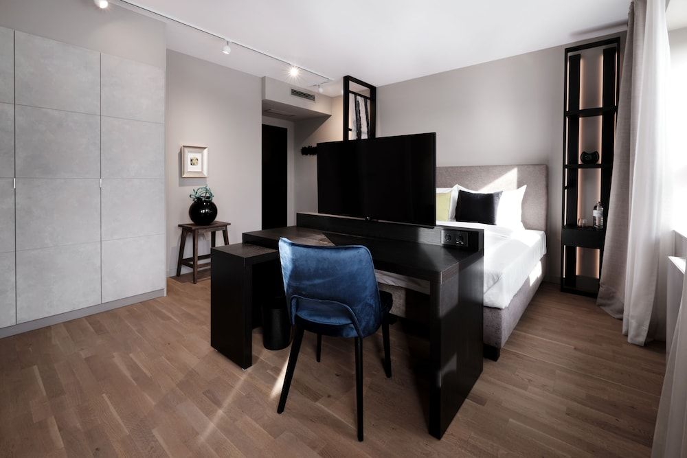 SAXX Hotel Theater Karree Superior Room 4