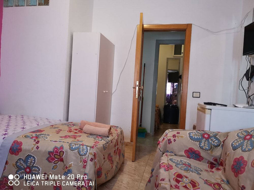 Economy Twin Room, Shared Bathroom (Patronato C)