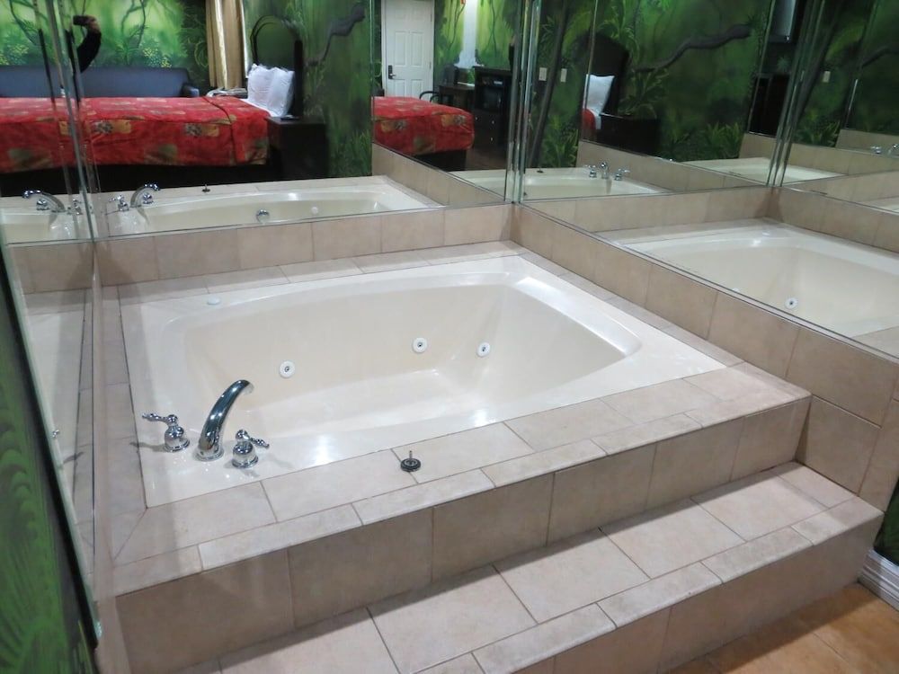 Platinum Inn Katy Room, 1 King Bed, Jetted Tub 3