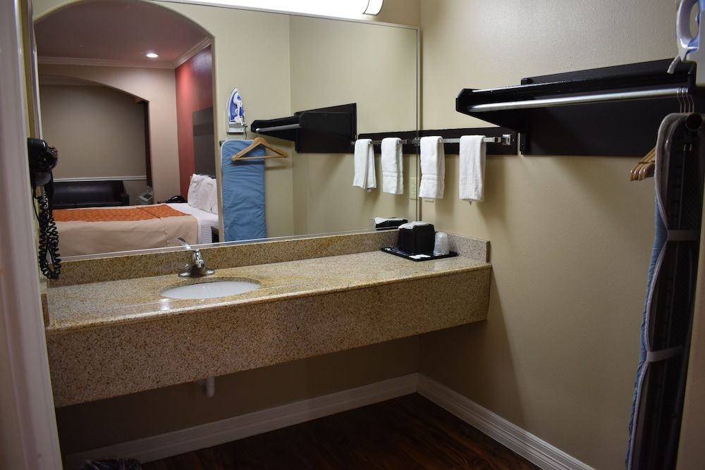 Platinum Inn Katy Room, 1 King Bed 7