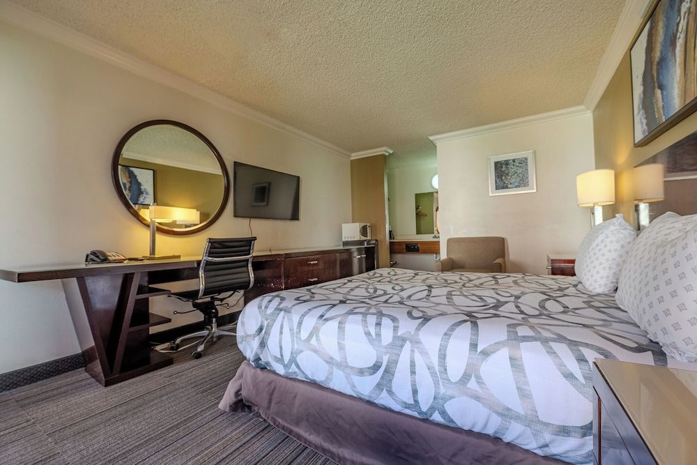 National 9 Inn Standard Room, 1 King Bed, Courtyard View 2