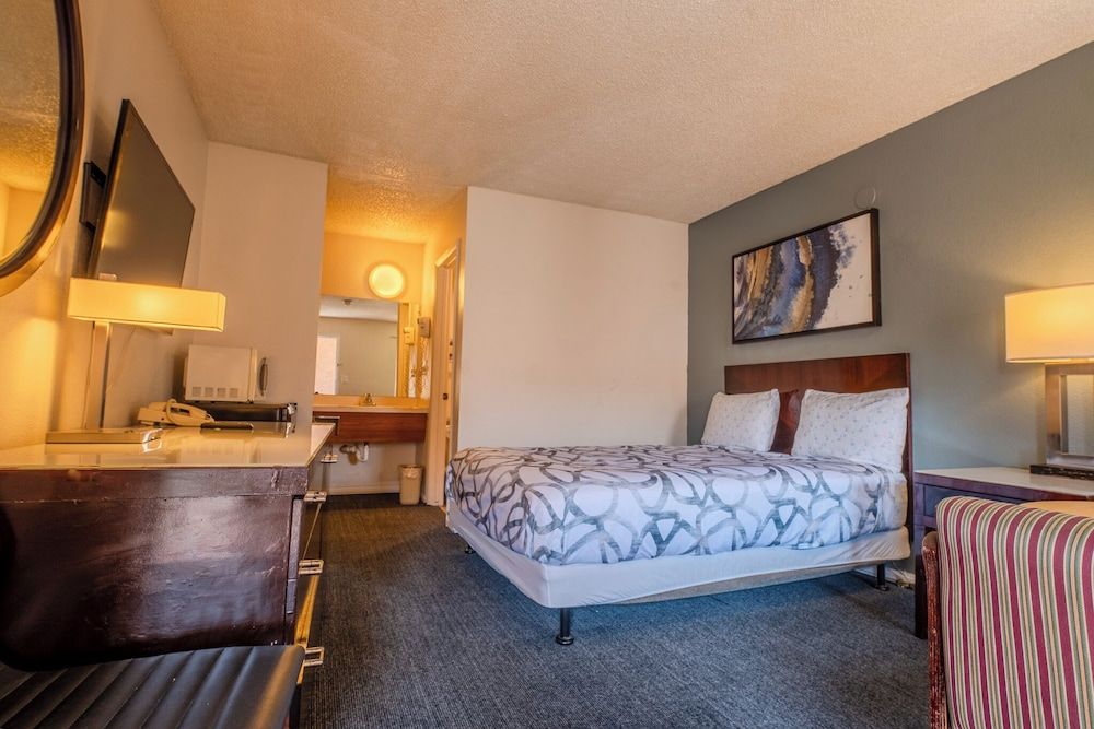 National 9 Inn Classic Room, 1 Queen Bed 4