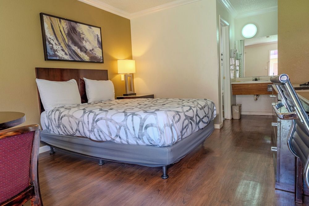 National 9 Inn Classic Room, 1 Queen Bed 6