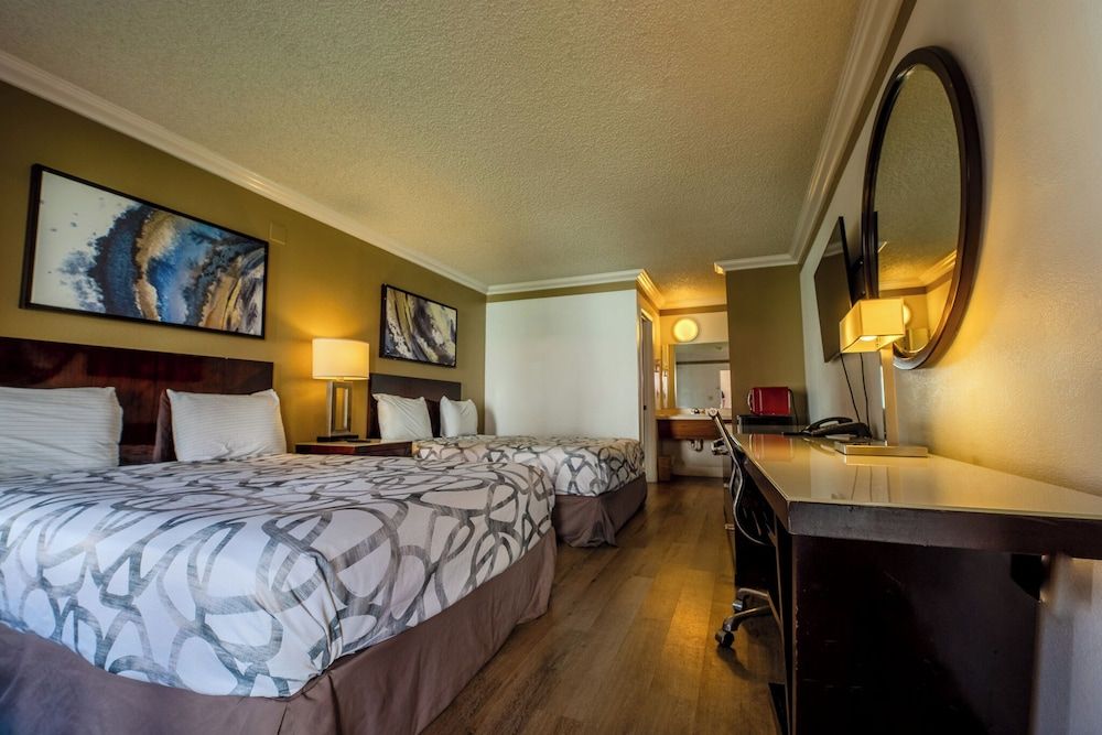 National 9 Inn Standard Double Room, 2 Queen Beds, Courtyard View 4