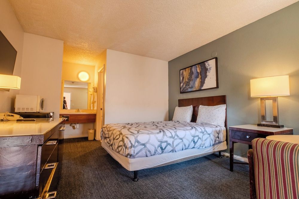 National 9 Inn Classic Room, 1 Queen Bed 5