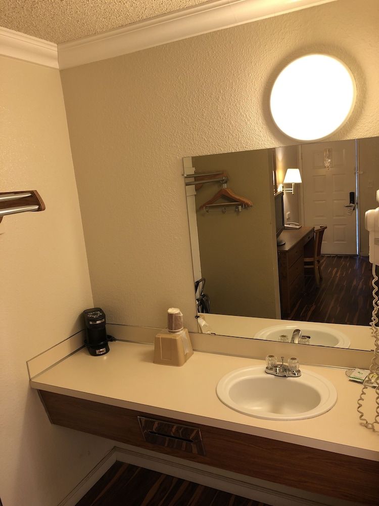 National 9 Inn Classic Room, 1 Queen Bed 7