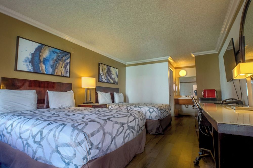 National 9 Inn Standard Double Room, 2 Queen Beds, Courtyard View 2