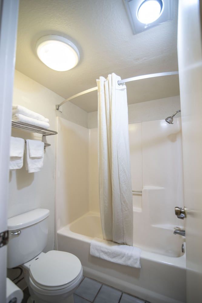 National 9 Inn Standard Room, 1 King Bed, Courtyard View 4